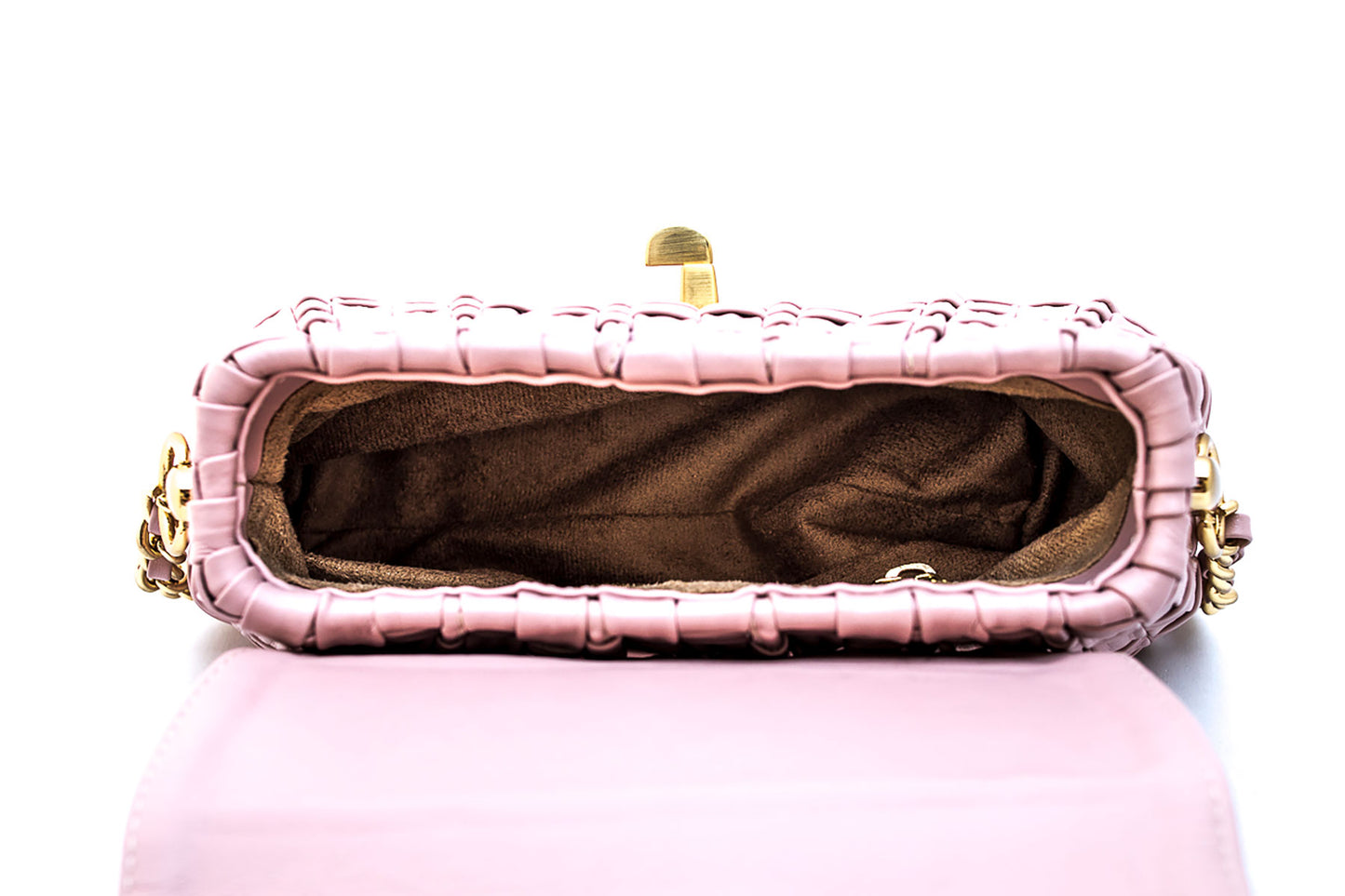Produto de boutique, Moda de alta qualidade, Luxo contemporâneo, Estilo sofisticado, Elegância feminina, Detalhes artesanais, Designer de moda, Design exclusivo, Couro genuíno, Couro de primeira linha, Bolsa premium, Bolsa feminina de luxo, Bolsa feita à mão, Bolsa de grife, Bolsa de coleção, Bolsa artesanal, Artesanato de alta costura, Acessório de luxo