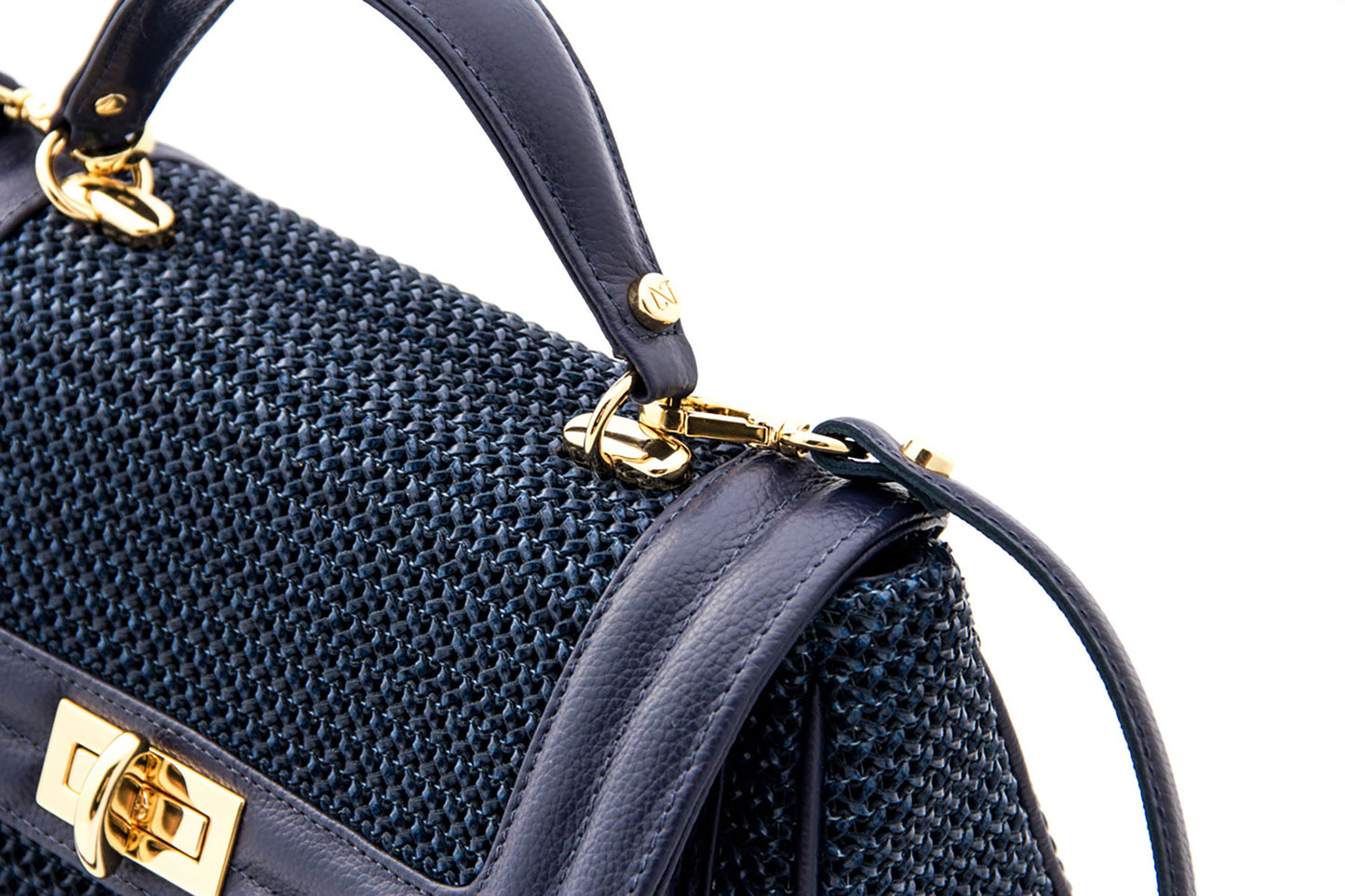 Toque personalizado, Produto de boutique, Moda de alta qualidade, Luxo contemporâneo, Estilo sofisticado, Elegância feminina, Detalhes artesanais, Designer de moda, Design exclusivo, Couro genuíno, Couro de primeira linha, Bolsa premium, Bolsa feminina de luxo, Bolsa feita à mão, Bolsa de grife, Bolsa de coleção, Bolsa artesanal, Artesanato de alta costura, Acessório de luxo