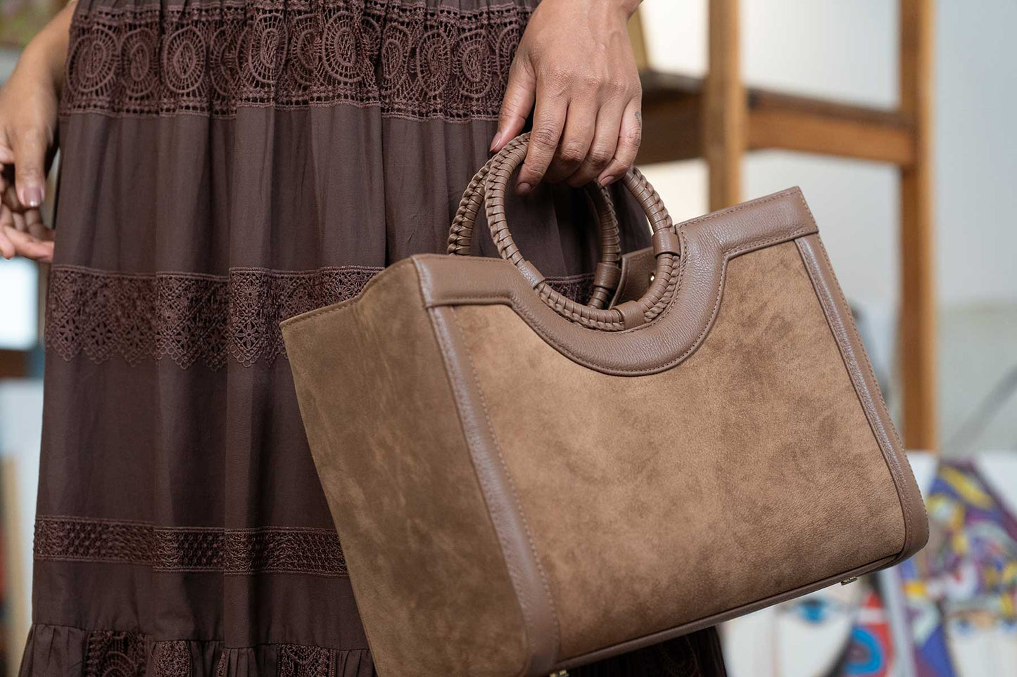 Bolsa Marcela Camurça Café c/ Couro Caramelo