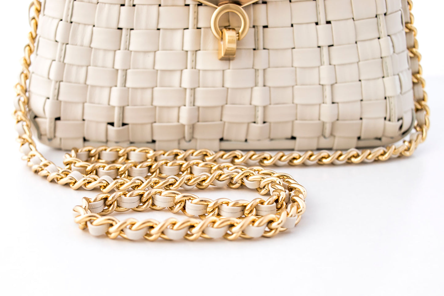 Produto de boutique, Moda de alta qualidade, Luxo contemporâneo, Estilo sofisticado, Elegância feminina, Detalhes artesanais, Designer de moda, Design exclusivo, Couro genuíno, Couro de primeira linha, Bolsa premium, Bolsa feminina de luxo, Bolsa feita à mão, Bolsa de grife, Bolsa de coleção, Bolsa artesanal, Artesanato de alta costura, Acessório de luxo