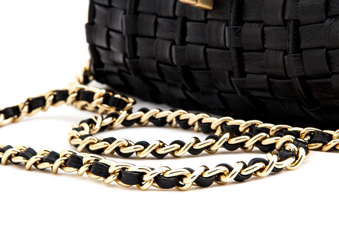 Produto de boutique, Moda de alta qualidade, Luxo contemporâneo, Estilo sofisticado, Elegância feminina, Detalhes artesanais, Designer de moda, Design exclusivo, Couro genuíno, Couro de primeira linha, Bolsa premium, Bolsa feminina de luxo, Bolsa feita à mão, Bolsa de grife, Bolsa de coleção, Bolsa artesanal, Artesanato de alta costura, Acessório de luxo