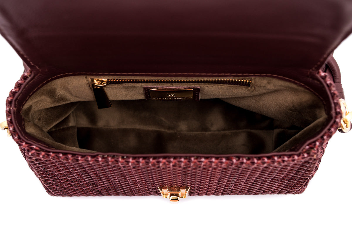 Produto de boutique, Moda de alta qualidade, Luxo contemporâneo, Estilo sofisticado, Elegância feminina, Detalhes artesanais, Designer de moda, Design exclusivo, Couro genuíno, Couro de primeira linha, Bolsa premium, Bolsa feminina de luxo, Bolsa feita à mão, Bolsa de grife, Bolsa de coleção, Bolsa artesanal, Artesanato de alta costura, Acessório de luxo