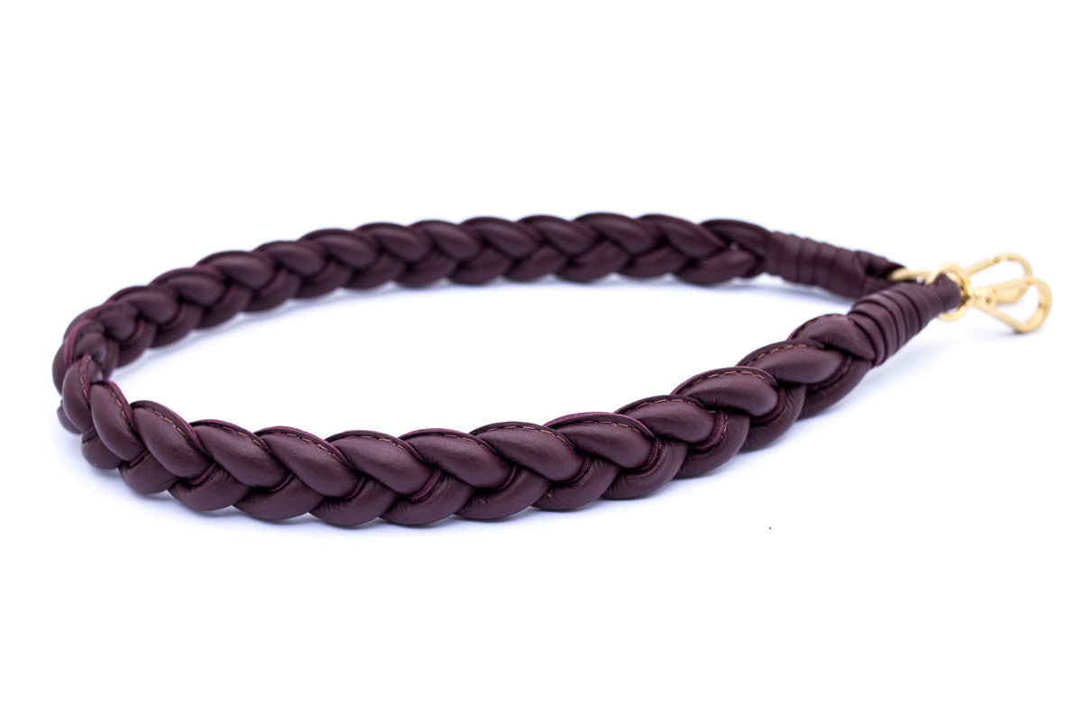 Produto de boutique, Moda de alta qualidade, Luxo contemporâneo, Estilo sofisticado, Elegância feminina, Detalhes artesanais, Designer de moda, Design exclusivo, Couro genuíno, Couro de primeira linha, Bolsa premium, Bolsa feminina de luxo, Bolsa feita à mão, Bolsa de grife, Bolsa de coleção, Bolsa artesanal, Artesanato de alta costura, Acessório de luxo