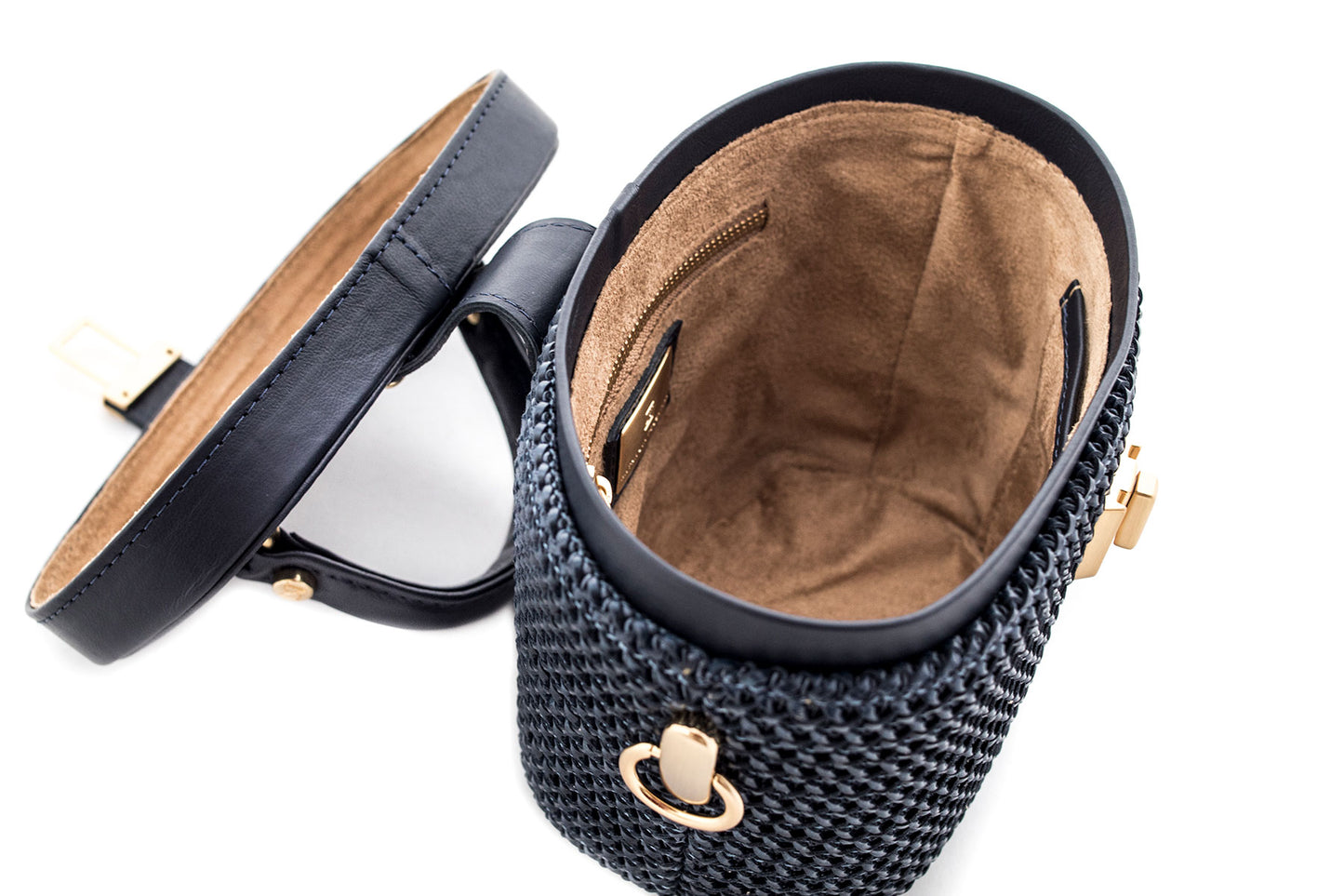 Toque personalizado, Produto de boutique, Moda de alta qualidade, Luxo contemporâneo, Estilo sofisticado, Elegância feminina, Detalhes artesanais, Designer de moda, Design exclusivo, Couro genuíno, Couro de primeira linha, Bolsa premium, Bolsa feminina de luxo, Bolsa feita à mão, Bolsa de grife, Bolsa de coleção, Bolsa artesanal, Artesanato de alta costura, Acessório de luxo