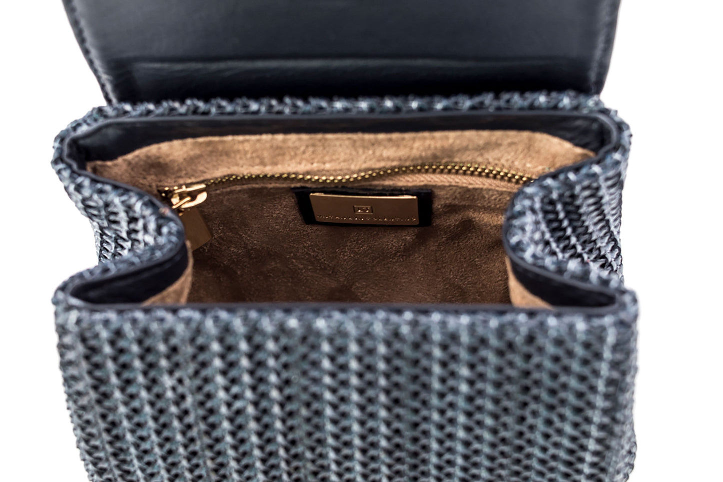 Produto de boutique, Moda de alta qualidade, Luxo contemporâneo, Estilo sofisticado, Elegância feminina, Detalhes artesanais, Designer de moda, Design exclusivo, Couro genuíno, Couro de primeira linha, Bolsa premium, Bolsa feminina de luxo, Bolsa feita à mão, Bolsa de grife, Bolsa de coleção, Bolsa artesanal, Artesanato de alta costura, Acessório de luxo