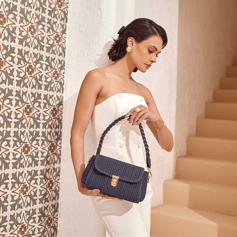 Produto de boutique, Moda de alta qualidade, Luxo contemporâneo, Estilo sofisticado, Elegância feminina, Detalhes artesanais, Designer de moda, Design exclusivo, Couro genuíno, Couro de primeira linha, Bolsa premium, Bolsa feminina de luxo, Bolsa feita à mão, Bolsa de grife, Bolsa de coleção, Bolsa artesanal, Artesanato de alta costura, Acessório de luxo