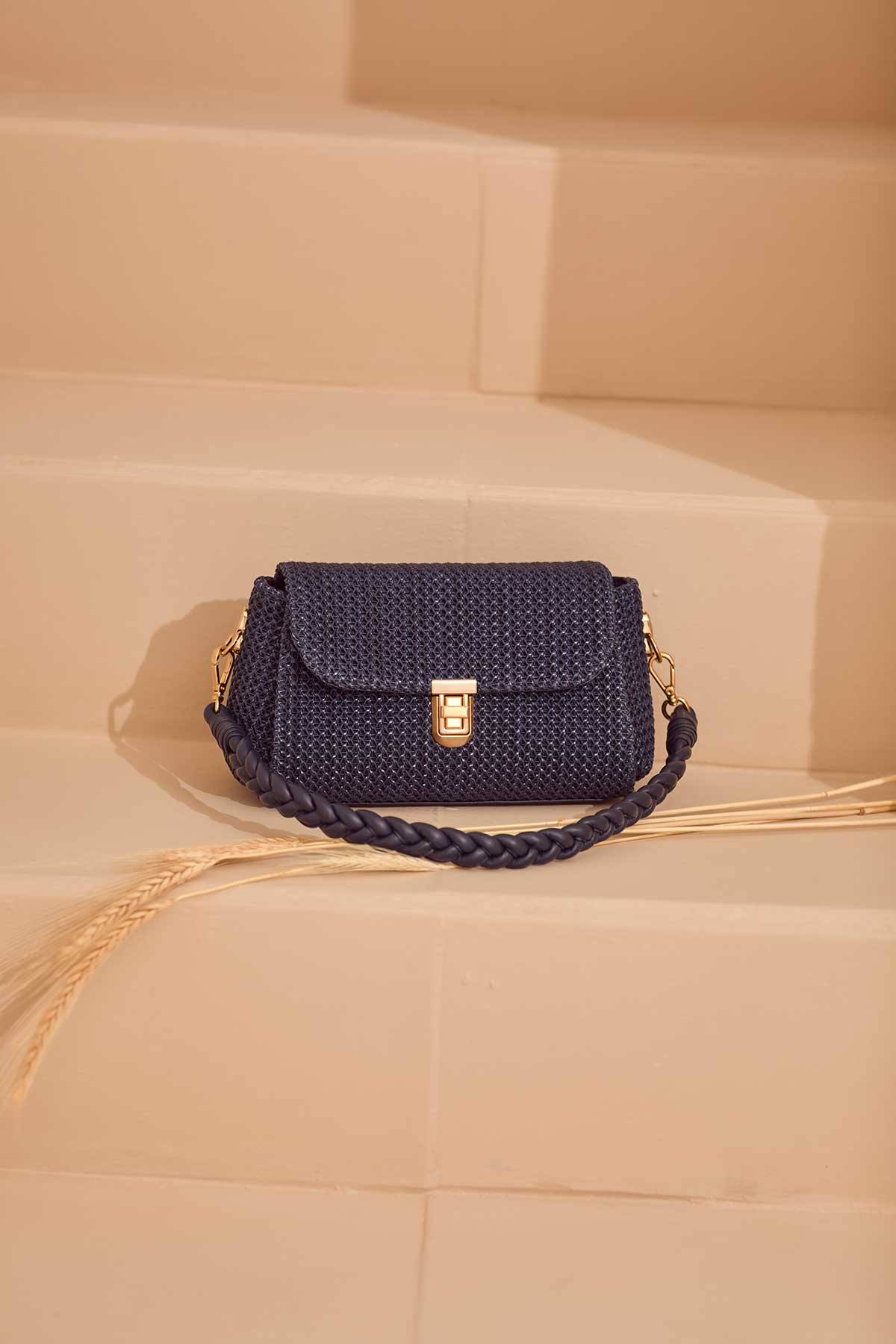 Produto de boutique, Moda de alta qualidade, Luxo contemporâneo, Estilo sofisticado, Elegância feminina, Detalhes artesanais, Designer de moda, Design exclusivo, Couro genuíno, Couro de primeira linha, Bolsa premium, Bolsa feminina de luxo, Bolsa feita à mão, Bolsa de grife, Bolsa de coleção, Bolsa artesanal, Artesanato de alta costura, Acessório de luxo