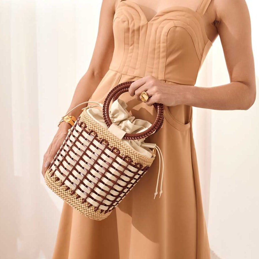 Toque personalizado, Produto de boutique, Moda de alta qualidade, Luxo contemporâneo, Estilo sofisticado, Elegância feminina, Detalhes artesanais, Designer de moda, Design exclusivo, Couro genuíno, Couro de primeira linha, Bolsa premium, Bolsa feminina de luxo, Bolsa feita à mão, Bolsa de grife, Bolsa de coleção, Bolsa artesanal, Artesanato de alta costura, Acessório de luxo