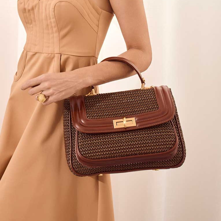 Toque personalizado, Produto de boutique, Moda de alta qualidade, Luxo contemporâneo, Estilo sofisticado, Elegância feminina, Detalhes artesanais, Designer de moda, Design exclusivo, Couro genuíno, Couro de primeira linha, Bolsa premium, Bolsa feminina de luxo, Bolsa feita à mão, Bolsa de grife, Bolsa de coleção, Bolsa artesanal, Artesanato de alta costura, Acessório de luxo