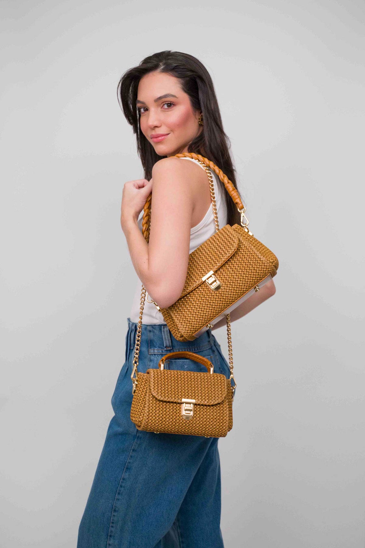 Produto de boutique, Moda de alta qualidade, Luxo contemporâneo, Estilo sofisticado, Elegância feminina, Detalhes artesanais, Designer de moda, Design exclusivo, Couro genuíno, Couro de primeira linha, Bolsa premium, Bolsa feminina de luxo, Bolsa feita à mão, Bolsa de grife, Bolsa de coleção, Bolsa artesanal, Artesanato de alta costura, Acessório de luxo