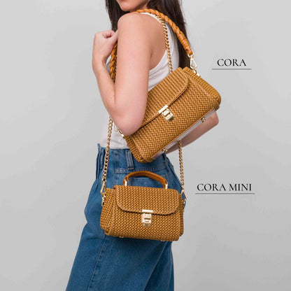 Produto de boutique, Moda de alta qualidade, Luxo contemporâneo, Estilo sofisticado, Elegância feminina, Detalhes artesanais, Designer de moda, Design exclusivo, Couro genuíno, Couro de primeira linha, Bolsa premium, Bolsa feminina de luxo, Bolsa feita à mão, Bolsa de grife, Bolsa de coleção, Bolsa artesanal, Artesanato de alta costura, Acessório de luxo