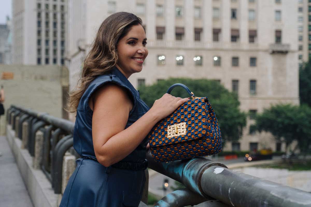 Produto de boutique, Moda de alta qualidade, Luxo contemporâneo, Estilo sofisticado, Elegância feminina, Detalhes artesanais, Designer de moda, Design exclusivo, Couro genuíno, Couro de primeira linha, Bolsa premium, Bolsa feminina de luxo, Bolsa feita à mão, Bolsa de grife, Bolsa de coleção, Bolsa artesanal, Artesanato de alta costura, Acessório de luxo